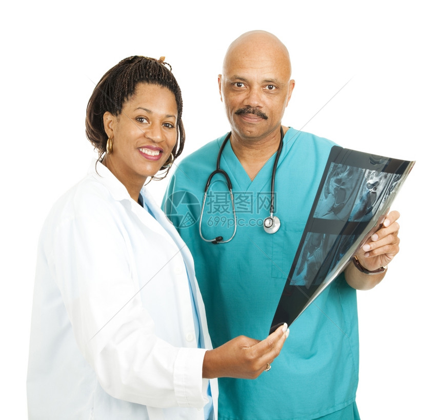慈悲富有同情心的非裔美国医生孤立的白人医生图片