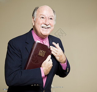友善的牧师在圣经上布道服务高清图片素材