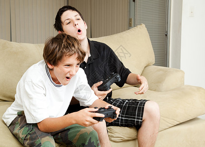 两个男孩玩电子游戏激烈竞争图片