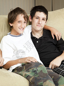 兄弟的肖像一个青春的十几岁男孩和一个小图片