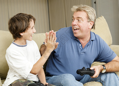 叔在打电子游戏的时候给他侄子打五分球也可能是父亲和儿子图片