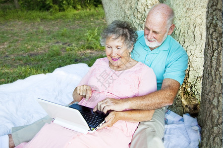 公园3G网书电脑上的老夫妇有很多文字空间背景图片