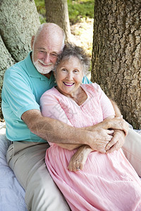 经过多年的婚姻之后深爱着老夫妇背景图片