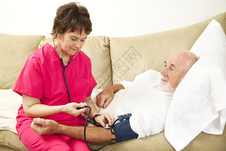 友善的家庭保健护士接受老年病人的血压图片