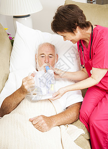 家庭保健护士使用气压计加强病人的肺部和预防炎图片