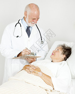 医生正在巡诊和医院的病人交谈图片