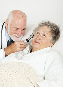医生用显微镜检查他的高级病人耳朵图片