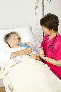 护士为在医院康复的病人提供呼吸道治疗图片