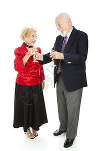 高级男子在节日聚会上给他美丽的妻子一杯香槟浪漫高清图片素材