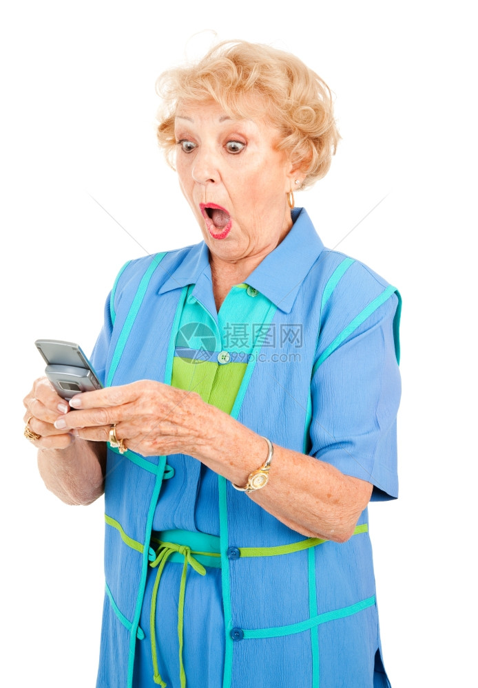 老年女在手机上收到一条骇人听闻的短信孤立在白色上