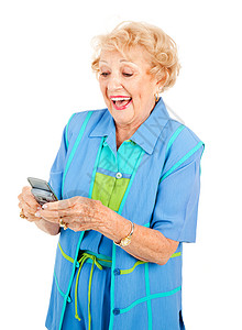 年长女人在手机上发短信很愉快白着被孤立成人高清图片素材