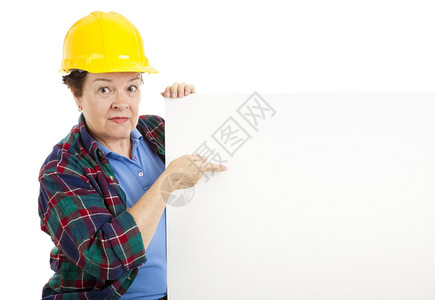 女建筑工人在白空地的点数已备好文字本孤立在白纸上图片