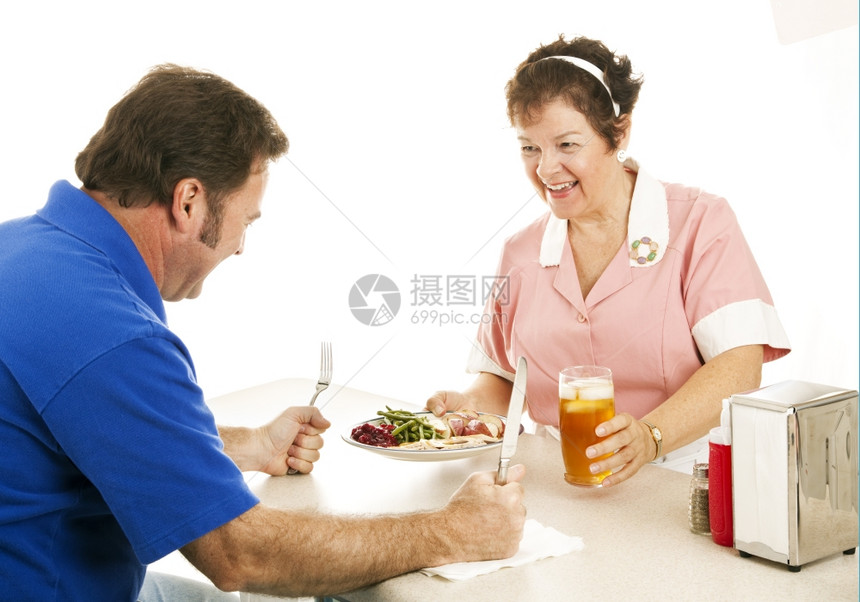 服务员为饥饿的顾客提供火鸡晚餐白种背景图片
