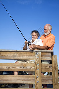 老夫妇在木头码一起钓鱼图片