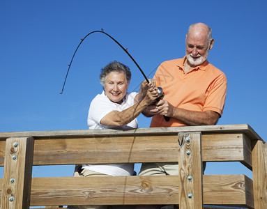 老夫妇在钓鱼一起条大鱼里钓图片