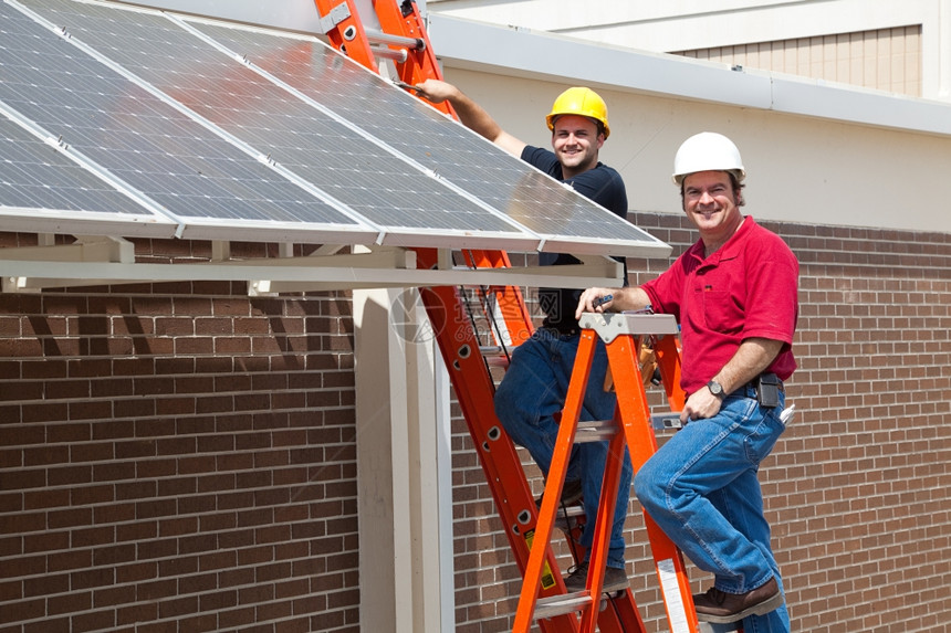 使用快乐电工在新的绿色经济中安装节能太阳电池板图片