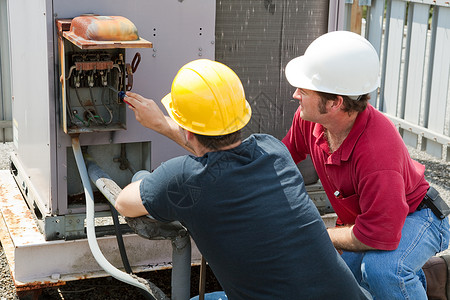 两名空调技师维修工业空调压缩机图片素材