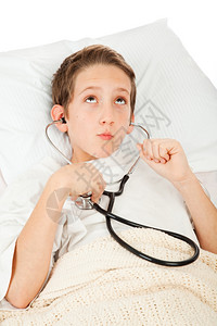 医院里有可爱的小男孩病了用听诊器他的心脏图片