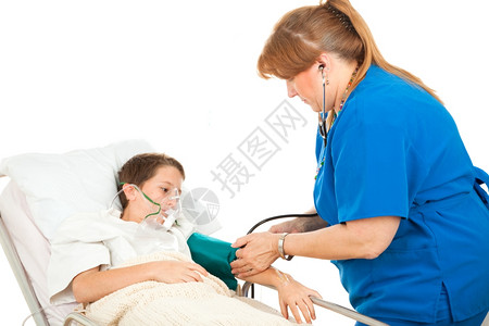 医院里的小男孩看着护士抽血背景图片