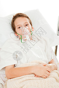 医院里生病的小男孩带着氧气罩呼吸背景图片