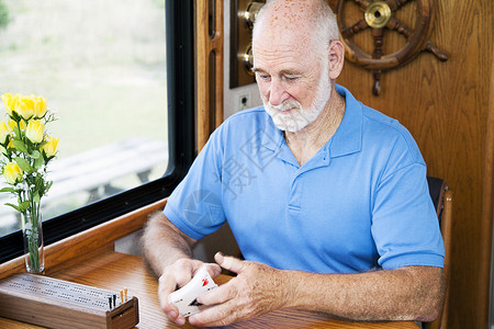 老人在房车里打牌折上的动作模糊不清图片