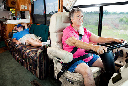 年长妇女度假驾车回家丈夫睡在后面图片