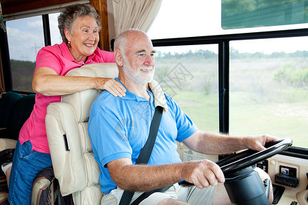 老年夫妇在他们的汽车家里旅行丈夫在开车高清图片