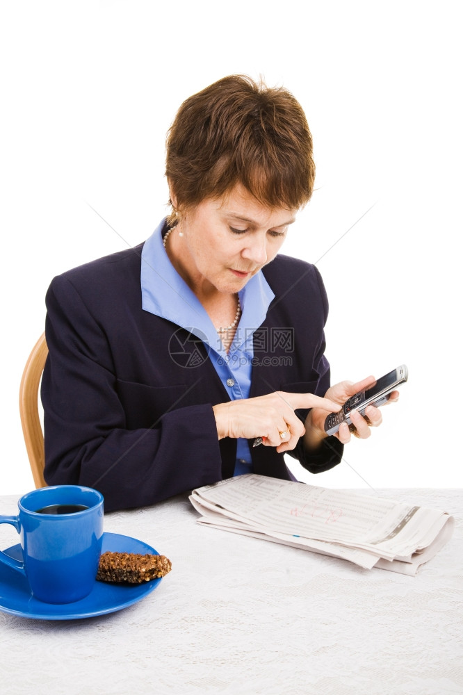 失业的女商人阅读分类和打电话孤立的白种人图片