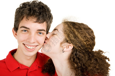 年轻男孩被女友亲吻脸颊孤立的白着图片
