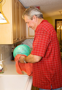 成年男子在厨房洗盘可能是单身离婚或帮助妻子背景