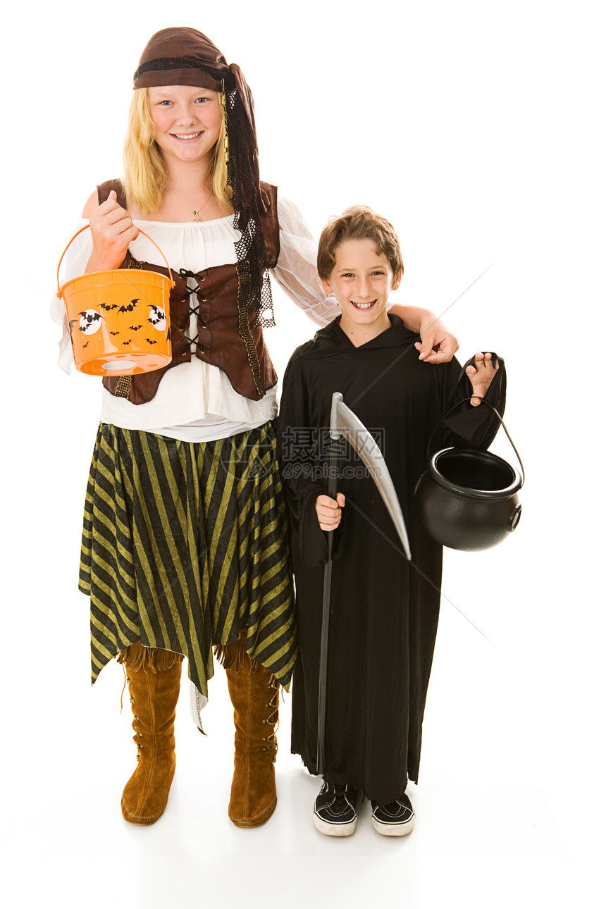 穿着圣殿服的可爱小男孩准备和妹一起玩耍或治疗图片