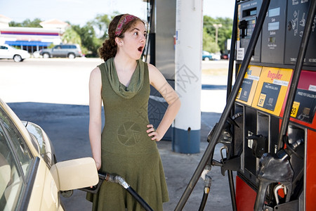 汽油价格高涨令年轻女震惊图片