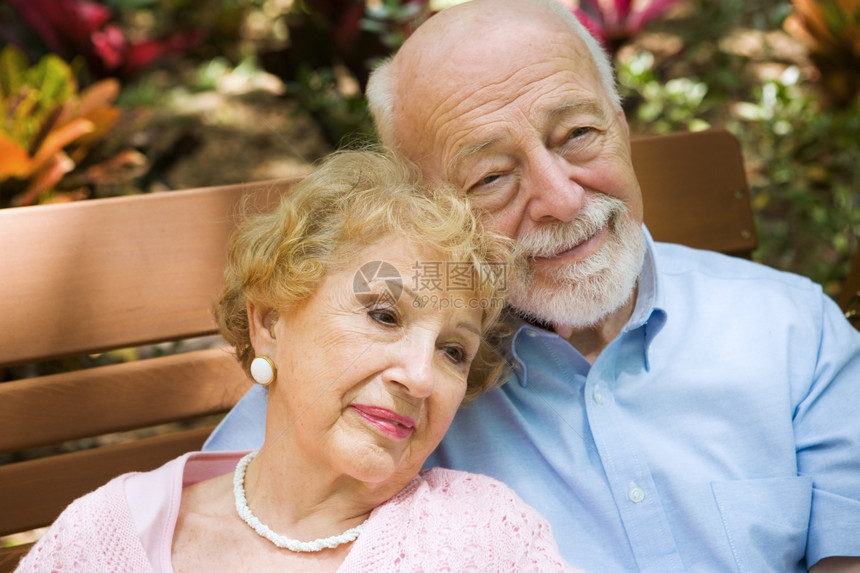 美丽的老年夫妇放松和回忆他们的生活在一起图片