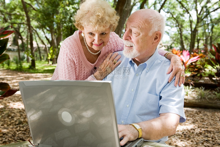 老年夫妇在自然环境中享受电脑室外图片