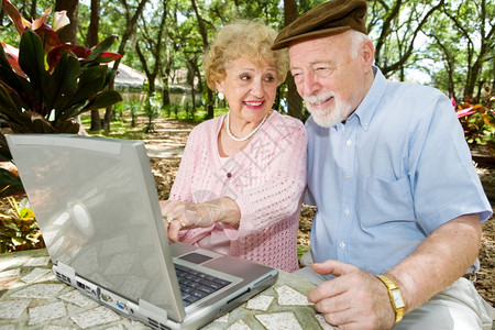 老夫妇在电脑上妻子向丈夫指点什么图片