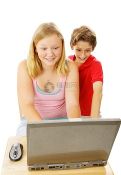 可爱的小男孩在使用电脑时看着他十几岁的妹肩膀图片