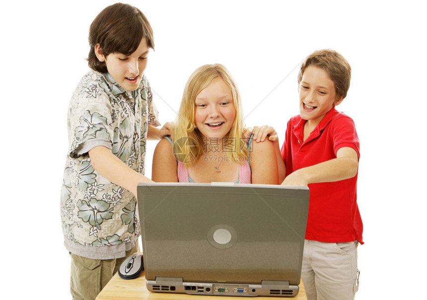 一群孩子用笔记本电脑玩得很开心孤立在白色上图片