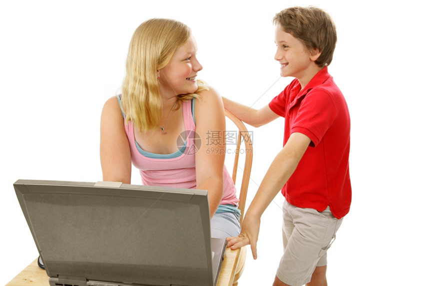 少女和她的弟讨论他们在电脑上看到什么图片