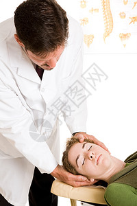 脊椎科医生对病人的子宫颈脊椎做了调整其设计是为了减轻头痛图片
