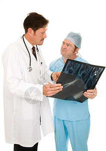 医生在病人的核磁共振上咨询外科医生图片