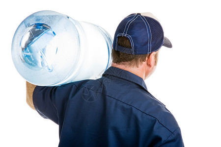 饮用水桶看见一个送货员肩上有五加仑的饮用水罐背景