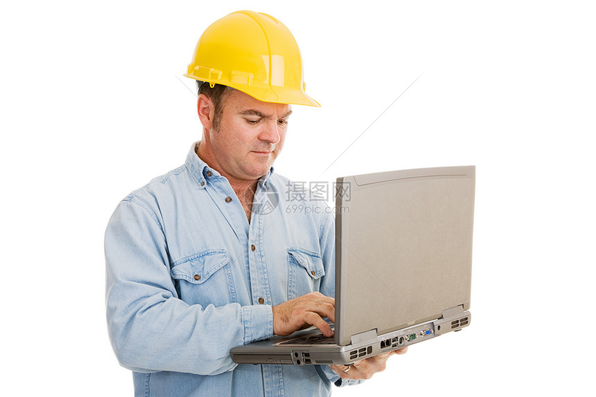 建筑工程师在作时使用他的笔记本电脑孤立在白色上图片