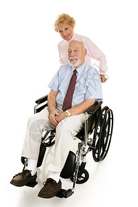 坐在轮椅上的老人和他爱妻推着全身都是白的背景图片