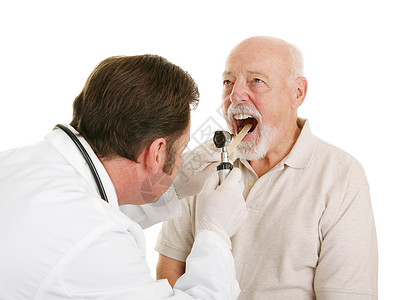 医生用舌头压抑剂和显微镜检查病人的口腔图片