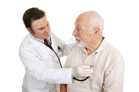 老人正在接受医生的检查他在问是否没事医生在安慰他图片