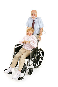 老人推着妻子坐轮椅全身被白色隔离已婚的高清图片素材