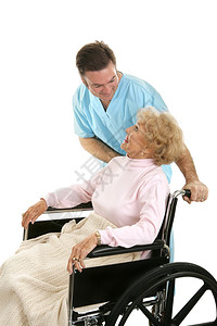 照顾坐在轮椅上的老年女医生或男护士图片