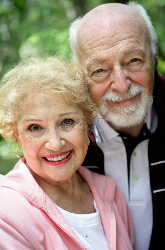 一个美丽快乐的老年夫妇近视肖像专注在她的眼睛上图片