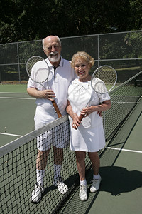 网球场上一对有吸引力的老夫妇垂直全景高清图片