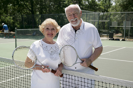 一个有吸引力的老年夫妇准备打网球高清图片